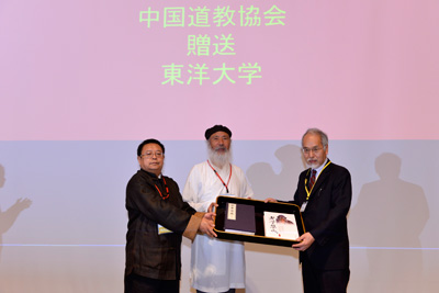 中国道教協会より、筑波大学・関西大学・東洋大学への『中華道蔵』贈呈式